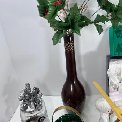 Holiday smalls and collectibles