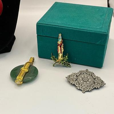 746 Misc. Costume Christmas Jewelry lot