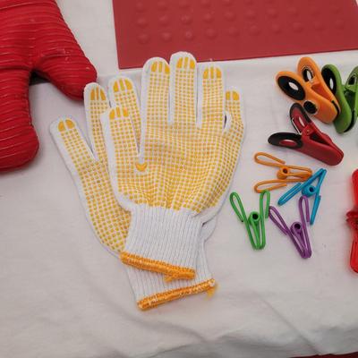 Large Assortment of Kitchen Tools and Gadgets (K-CE)