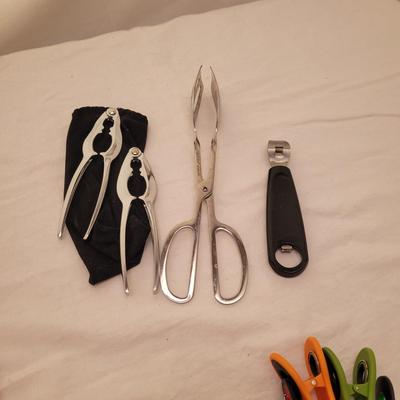 Large Assortment of Kitchen Tools and Gadgets (K-CE)