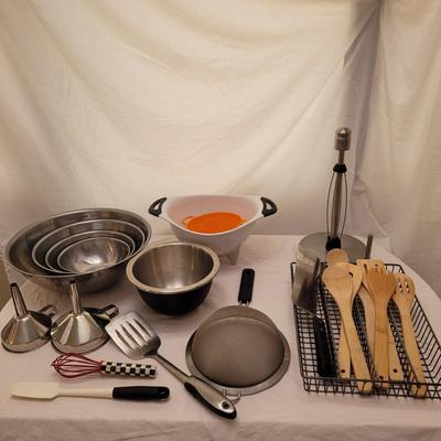 Large Assortment of Kitchen Tools and Gadgets (K-CE)