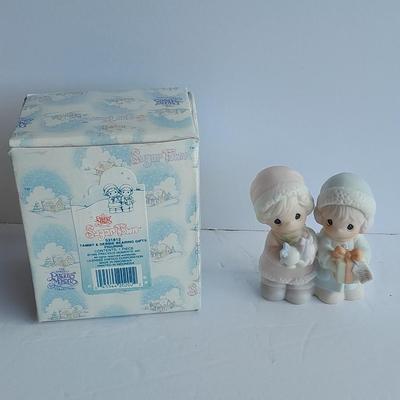 Enesco Precious Moments Collection Sugar Town Tammy and Debbie Bearing Gifts Figurine