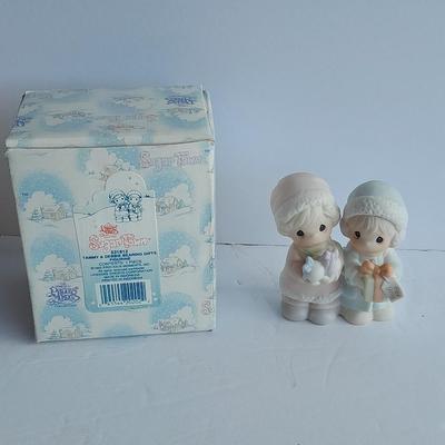 Enesco Precious Moments Collection Sugar Town Tammy and Debbie Bearing Gifts Figurine