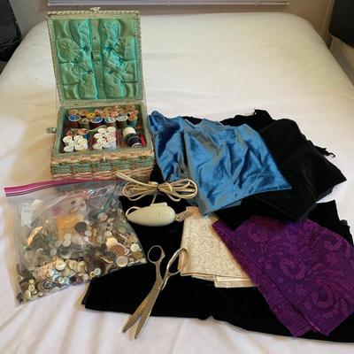 Wiss Pinking Shears, Velvet Fabric, & a Well-Stocked Sewing Kit (GB-HS)