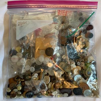 Wiss Pinking Shears, Velvet Fabric, & a Well-Stocked Sewing Kit (GB-HS)