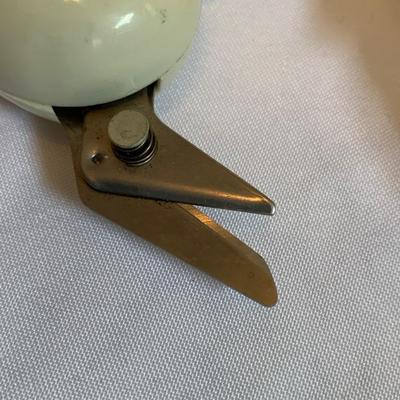 Wiss Pinking Shears, Velvet Fabric, & a Well-Stocked Sewing Kit (GB-HS)