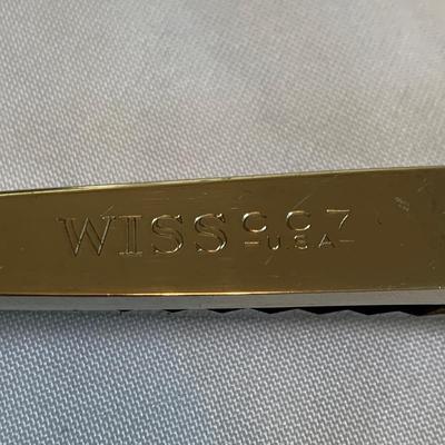 Wiss Pinking Shears, Velvet Fabric, & a Well-Stocked Sewing Kit (GB-HS)