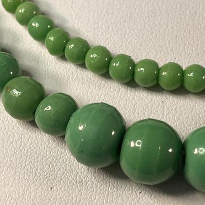 CONTINUOUS STRAND VINTAGE GREEN GLASS BEAD NECKLACE