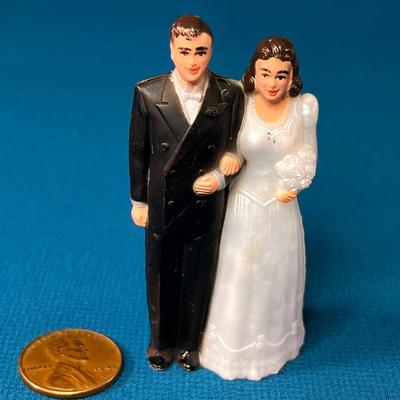 VINTAGE PLASTIC BRIDE AND GROOM WEDDING CAKE TOPPER