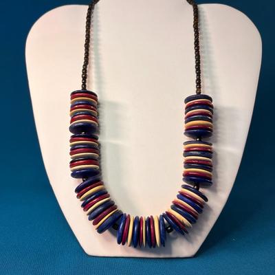 WOOD DISC NECKLACE MAROON, NAVY, OFF WHITE