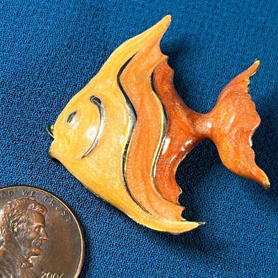 WELL MADE VINTAGE ENAMELED FANCY TROPICAL FISH PIN