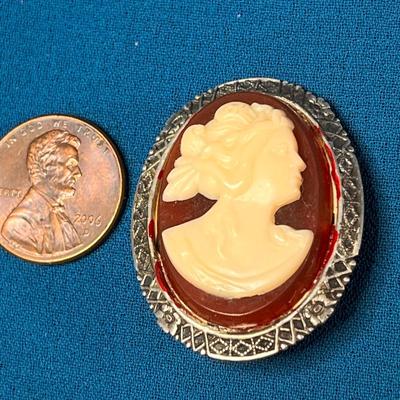 FAUX CAMEO IN STERLING SETTING PIN BROOCH