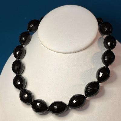 VINTAGE BLACK MULTI-FACETED BEAD NECKLACE
