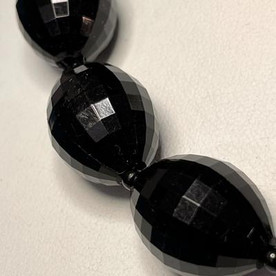 VINTAGE BLACK MULTI-FACETED BEAD NECKLACE