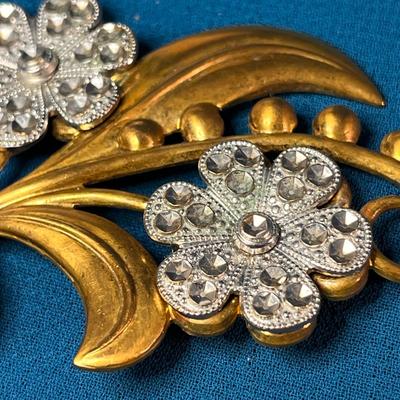 VINTAGE BRASSY FLOWERS AND BOW PIN FAUX RHINESTONE EMBELLISHMENT