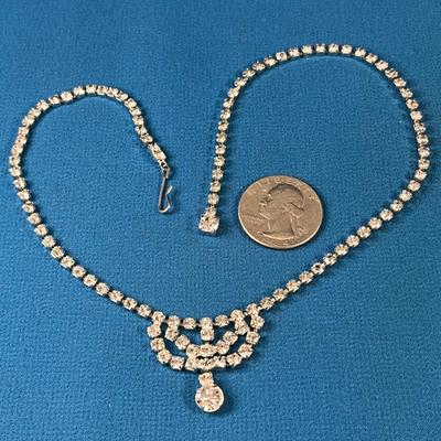 LOVELY CLEAR RHINESTONE NECKLACE w/ GRACEFUL ACCENT