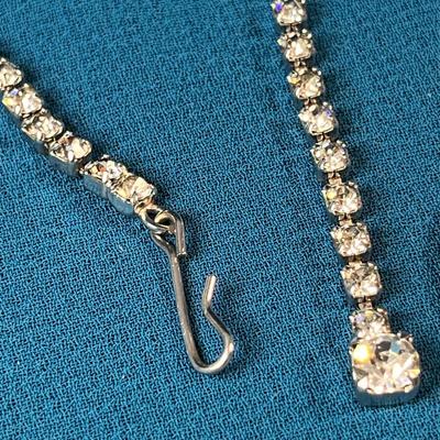 LOVELY CLEAR RHINESTONE NECKLACE w/ GRACEFUL ACCENT