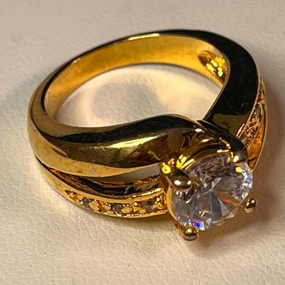 GORGEOUS FANCY CZ? STONE WITH LITTLE RHINESTONES GOLD TONE RING