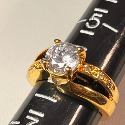 GORGEOUS FANCY CZ? STONE WITH LITTLE RHINESTONES GOLD TONE RING