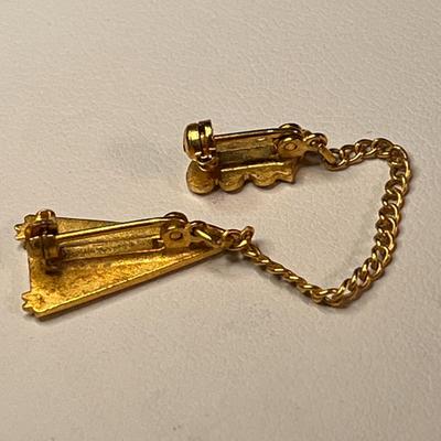 1965 ENAMELED â€œPEPâ€ SQUAD 2-PART PIN 