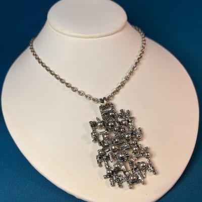 INTERESTING MODERNISTIC SILVER TONE METAL PENDANT NECKLACE 