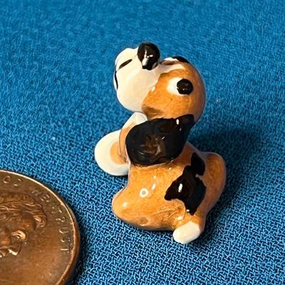MINIATURE CERAMIC HOUND DOG FIGURINE