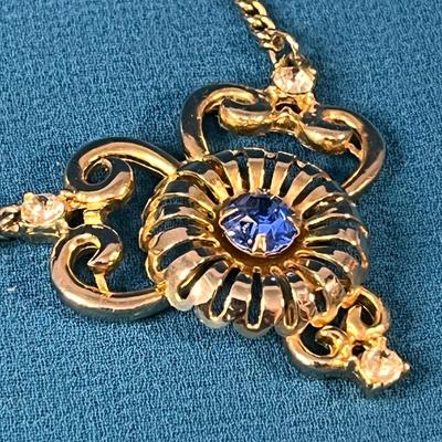 VINTAGE RHINESTONE, BLUE FACETED GLASS CENTER STONE PENDANT NECKLACE