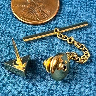 SWANK RETRO STYLE TRIANGLE WITH FAUX PEARL TIE TACK