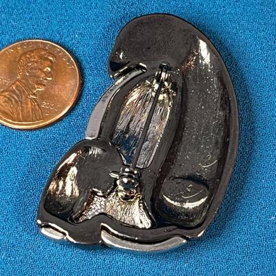 CUTE STYLIZED TWO TONE METALLIC MOTHER, BABY PENGUIN PIN