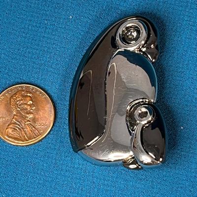 CUTE STYLIZED TWO TONE METALLIC MOTHER, BABY PENGUIN PIN