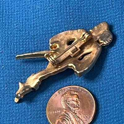 COLORED GOLD TONE MUSKETEER PIN NICE DETAIL