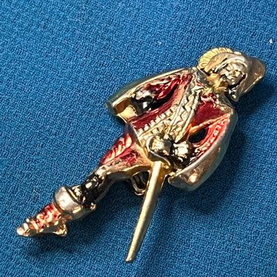 COLORED GOLD TONE MUSKETEER PIN NICE DETAIL