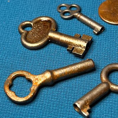 SHORT LITTLE VINTAGE SKELETON KEYS X 7