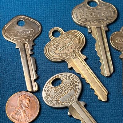 ASSORTMENT OF 8 VINTAGE KEYS WITH FANCY, INTERESTING EMBOSSED DESIGNS