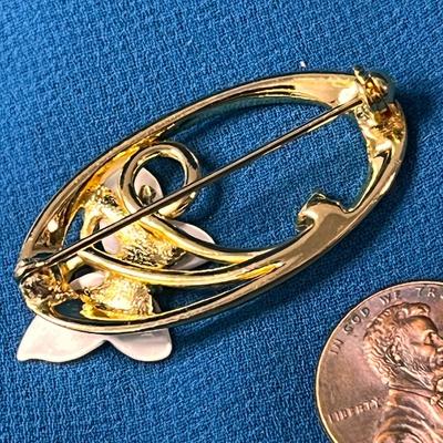 LOVELY VINTAGE GOLD TONE OVAL w/MOTHER OF PEARL BUTTERFLY PIN