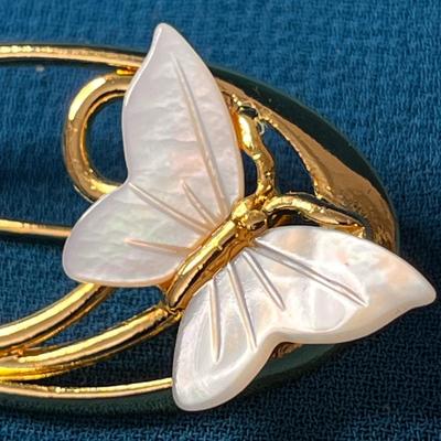 LOVELY VINTAGE GOLD TONE OVAL w/MOTHER OF PEARL BUTTERFLY PIN