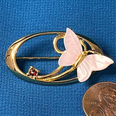 LOVELY VINTAGE GOLD TONE OVAL w/MOTHER OF PEARL BUTTERFLY PIN