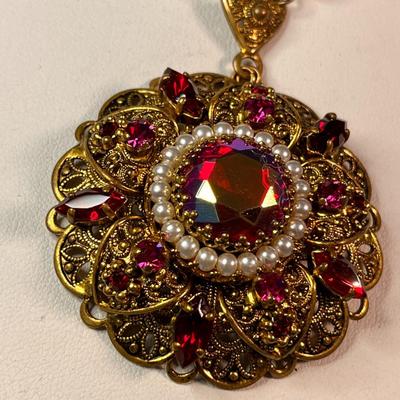 ELABORATE RED RHINESTONE FAUX PEARL FILIGREE PENDANT NECKLACE