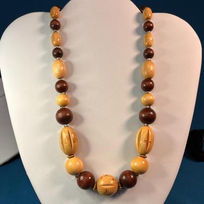 TWO TONE WOOD BEAD NECKLACE w/ LITTLE METAL BEADS BETWEEN