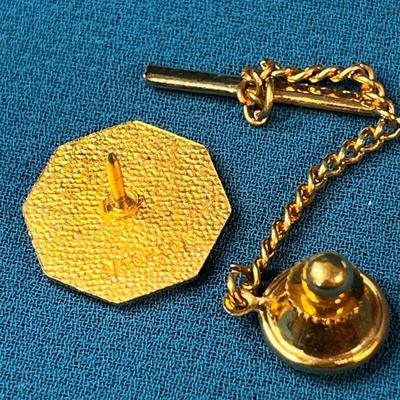 BLACK AND GOLD â€œKAISER PERMANENTE 15â€ TIE TACK 1/10 10K