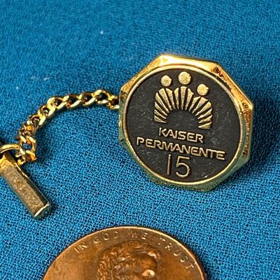 BLACK AND GOLD â€œKAISER PERMANENTE 15â€ TIE TACK 1/10 10K