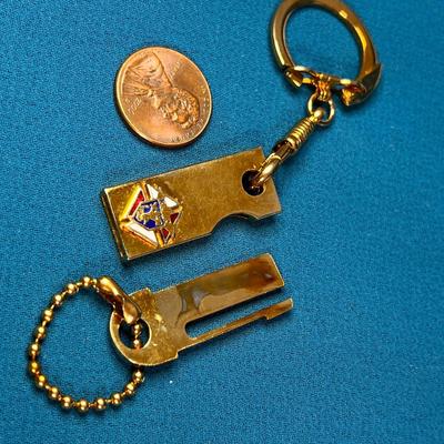 KNIGHTS OF COLUMBUS ENAMELED 2-PART KEY CHAIN-  HANDY!