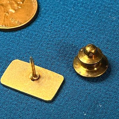 â€œSERVICOâ€ GOLD TONE LAPEL PIN