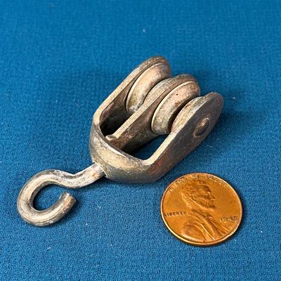 CUTEST DARN LITTLE 2-WHEEL PULLEY