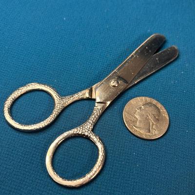 VINTAGE METAL CHILDS SCHOOL SCISSORS- TEXTURED HANDLES, ROUND TIPS