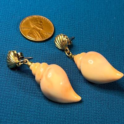 VINTAGE MINI CONCH SEASHELL MOTIF EARRINGS STRIATED MATERIAL