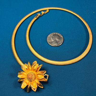 THICK GOLD TONE ROUND NECKLACE CHAIN WITH 3-D FLOWER PENDANT