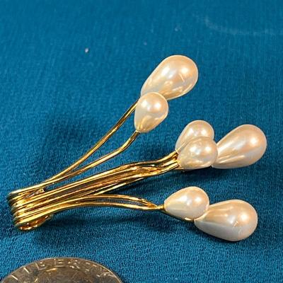 SHOWY FAUX PEARL AND GOLD TONE PIN BY NAPIER