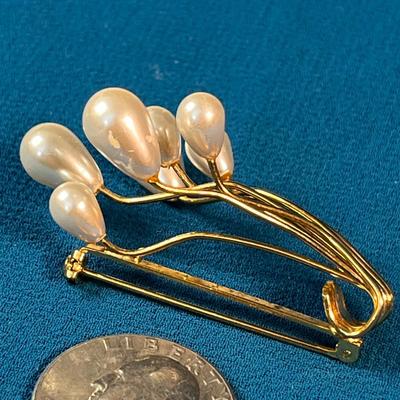 SHOWY FAUX PEARL AND GOLD TONE PIN BY NAPIER