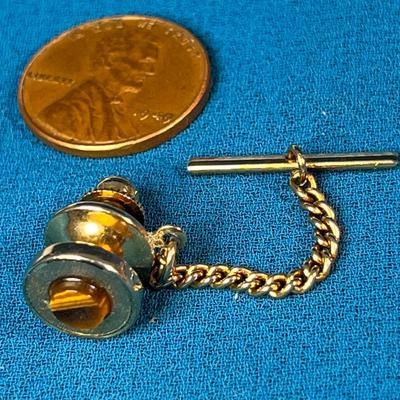 INSET TINY TIGER EYE IN GOLD TONE METAL TIE TACK